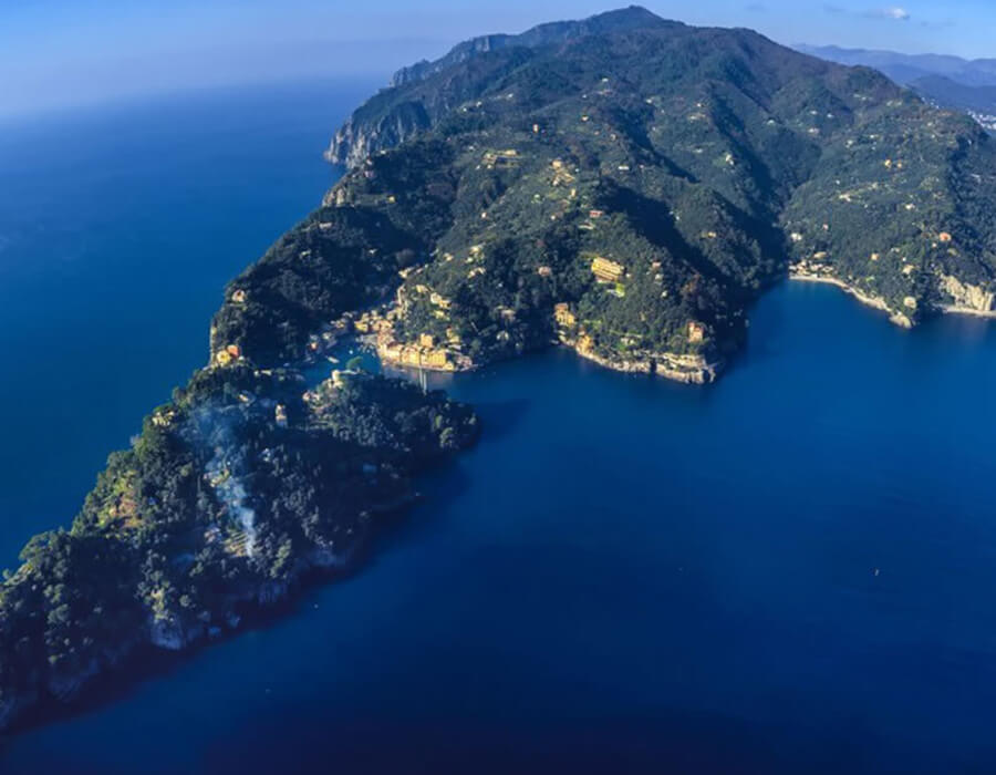 Boot bei der Abfahrt vom Molo Umberto I in Portofino