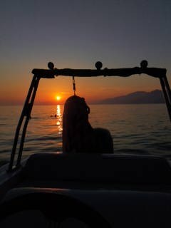 Gommone al tramonto nelle baie di Portofino